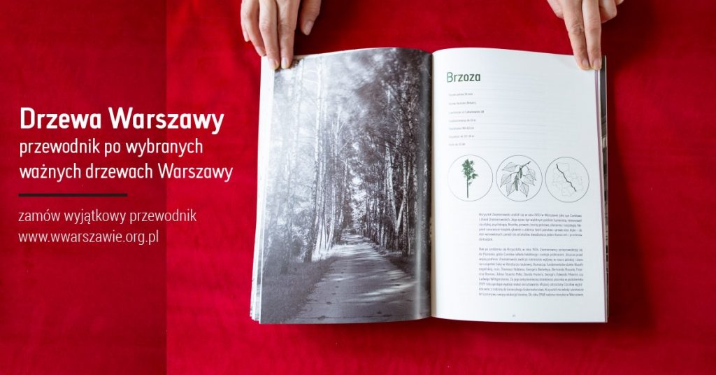 Na zdjęciu znajduje się otwarta książka na czerwonym tle. Po lewej stronie znajduje się napis: Drzewa Warszawy - przewodnik po wybranych ważnych drzewach Warszawy