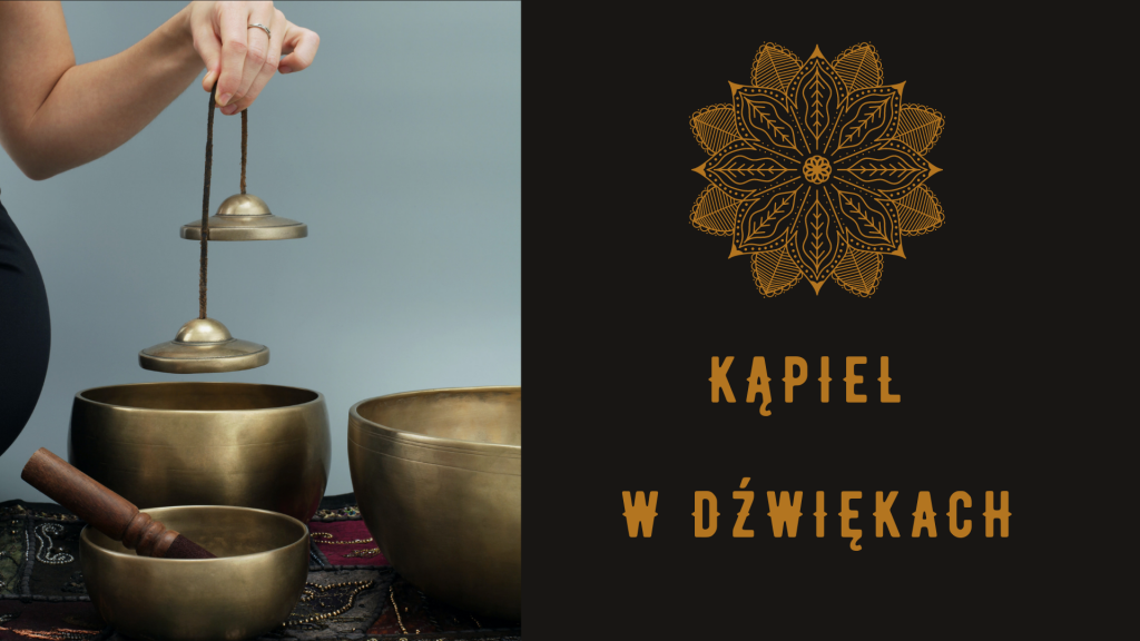 na obrazku znajduje się dłoń trzymająca dzwonki nad misami tybetańskimi. Po prawej stronie widnieje mandala, a pod nią napis: Kąpiel w dźwiękach