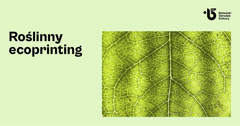 Na zdjęciu znajduje się mikroskopijne powiększenie zielonego liścia. Na prawo od niego na jaśminowym tle widnieje czarny napis "Roślinny ecoprinting".
