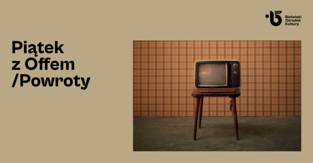 Na zdjęciu znajduje się stary telewizor stojący na drewnianym stoliku. Za nim widać pustą ścianę oklejoną tapetą w kwadratowe wzory w pomarańczowych odcieniach. Na lewo na słomkowym tle widnieje czarny napis "Piątek z Offem./Powroty".