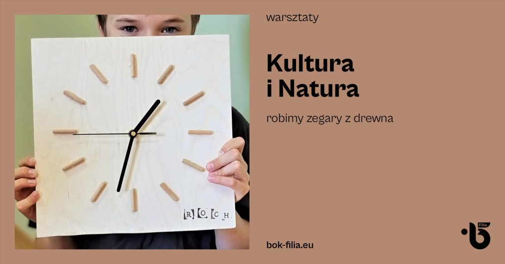 Na zdjęciu znajduje się chłopiec trzymający w rękach drewniany zegar wskazówkowy. Na planszy obok znajduje się napis "Kultura i Natura robimy zegary z drewna"