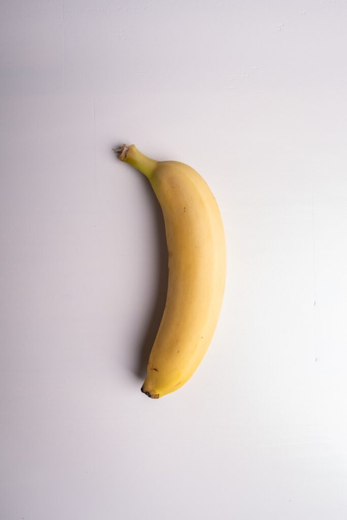 żółty banan na białym tle