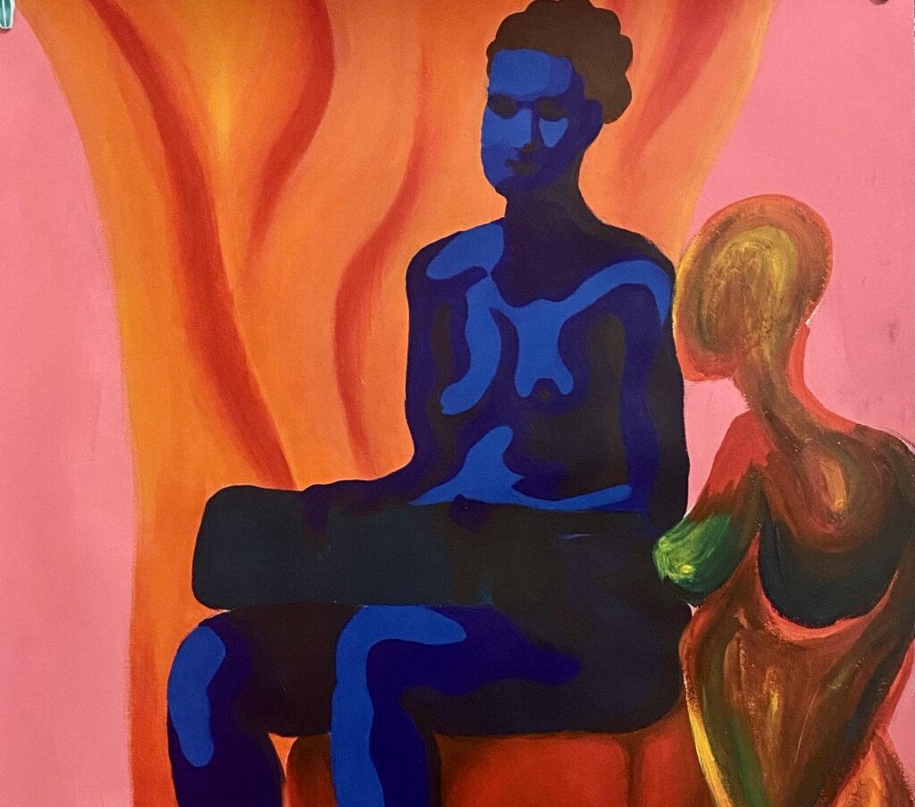 namalowana niebieska sylwetka kobiety siedząca na czerwonej pufie. obok niej znajduje się postać bez twarzy, przypominająca manekina lub rzeźbę z brązu. za nimi znajduje się różowe tło i pomarańczowa, pognieciona zasłona